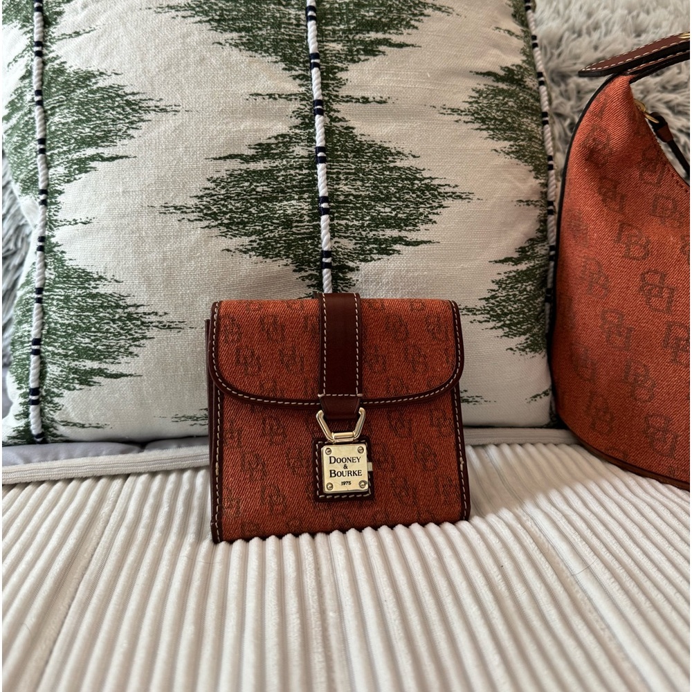 CLASSIC DOONEY & BOURKE Monogram Wallet ✨Excellent Like New Condition✨
